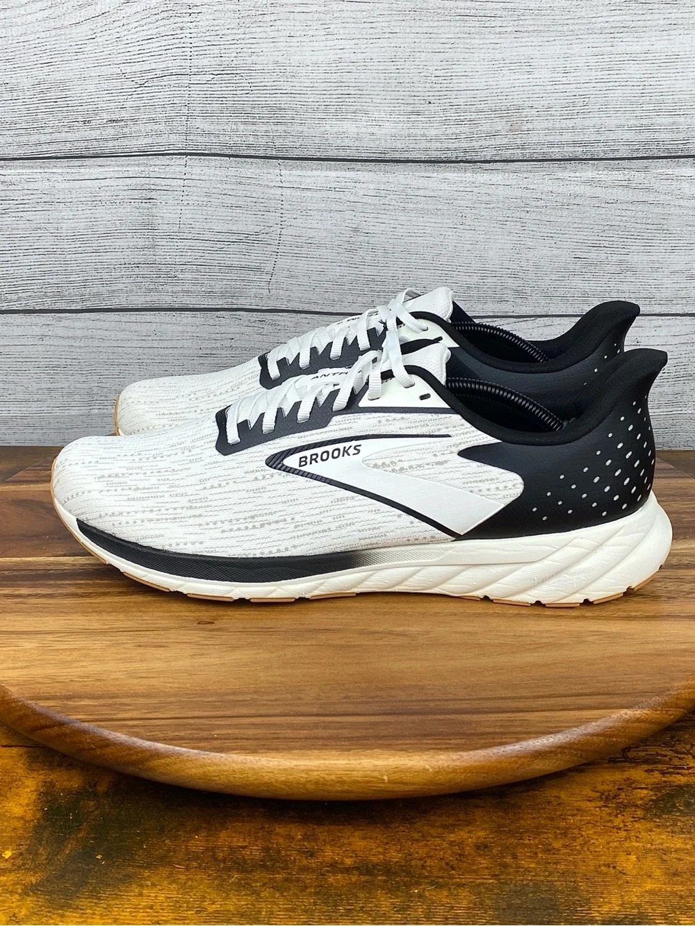 Brooks Men’s Anthem 7 White Black Tan Neutral Running Shoe 1104391D121 Size 12 D